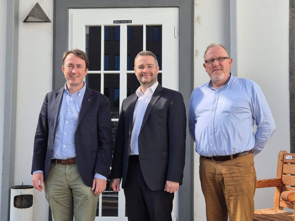 Landtagsabgeordneter Torsten Welling (CDU) im Austausch mit Caritas-Geschäftsführer Christian von Wichelhaus