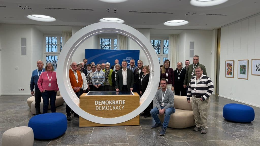 Torsten Welling (CDU) begrüßt Besucher im Landtag: Einblicke in Demokratie, Austausch und Weihnachtsstimmung