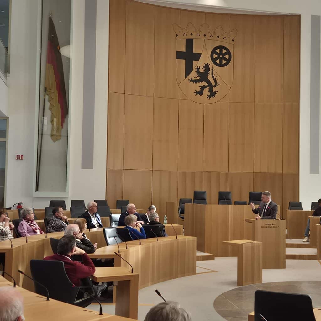 Torsten Welling (CDU) begrüßt 43 Bürgerinnen und Bürger im Landtag: Einblicke in Demokratie und direkter Austausch in Mainz